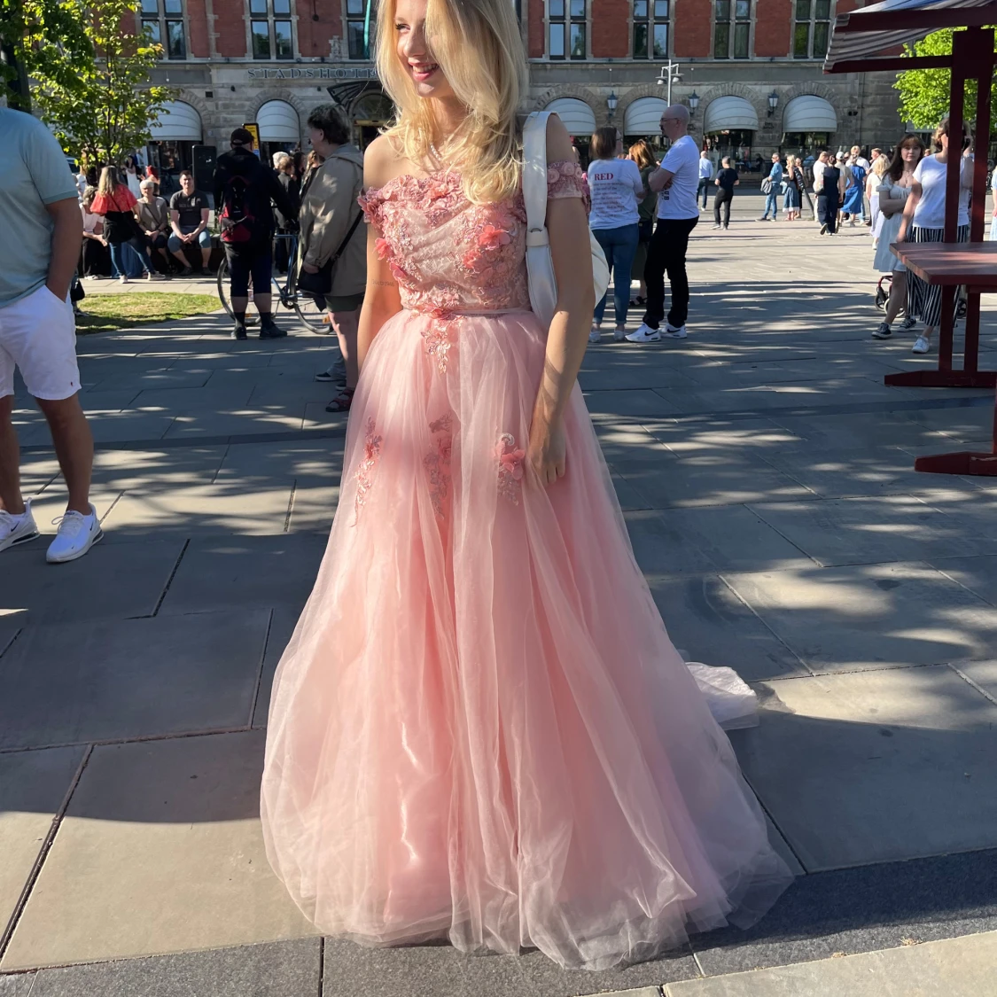 Rosa balklänning med blommiga detaljer - 1