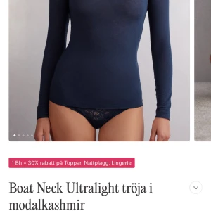 Intimissimi tröja mörkblå - Säljer en mörkblå långärmad topp med båtringning i supermjuk och tunn modalkashmir från intimissimi. Säljs då den ej används längre. Säljer även en likadan i beige.