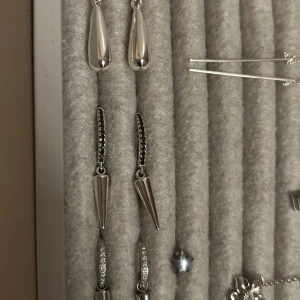 Silvriga örhängen från Alvaz smyckesdesign  - Säljer ett par super snygga silvriga örhängen från Alvaz smyckesdesign. Köpt för ca 200kr men säljer för enbart 100 och har andvändigt väldigt lite ❤️