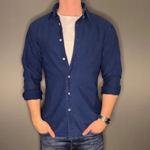 Ralph lauren skjorta - Hej säljer nu min fina Ralph lauren ”Indigo” skjorta i storlek M. Den är i nyskick och kommer vara otroligt snygg nu i vår och framåt sommaren. Nypris cirka 1600kr! Vi kommer att sälja liknande produkter nu i vår och närmare sommar så glöm inte följa profilen!🌊🍾