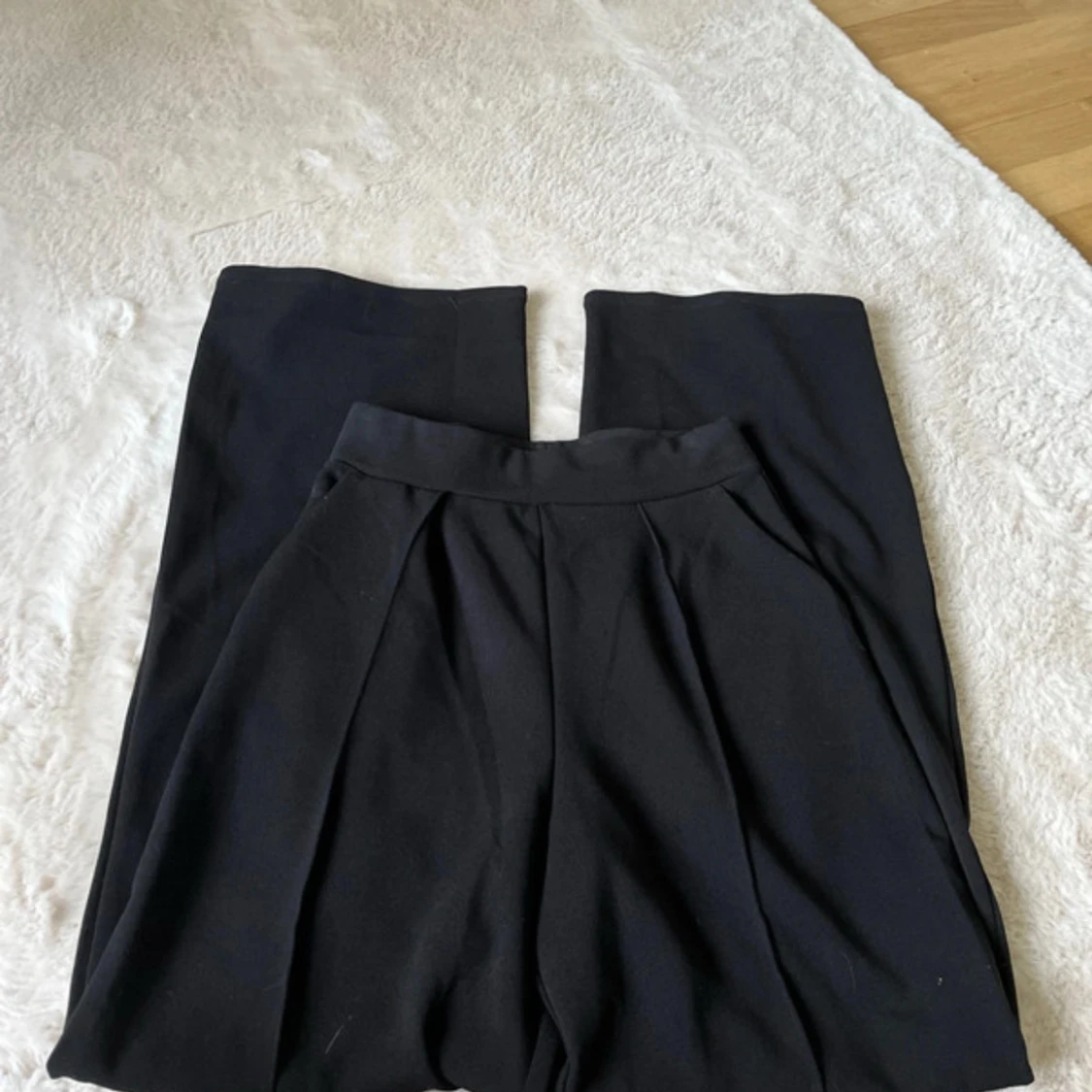 Svarta vida kostymbyxor från H&M