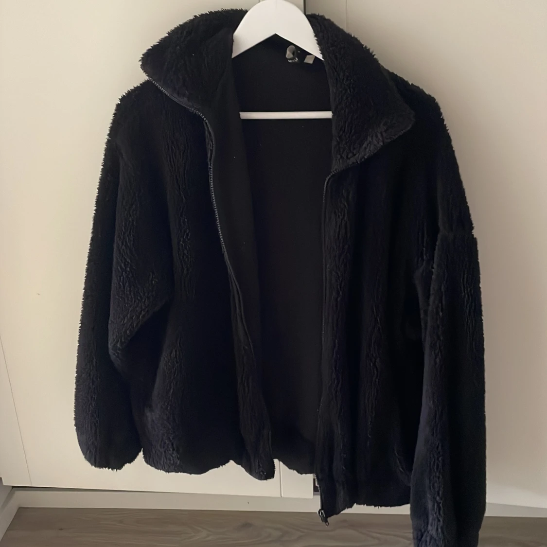 Svart teddyjacka 