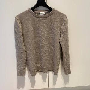 Beige merinoulltröja från John Henric - Hejsan 👋🏼 Jag säljer min John Henrics tröja, då den har blivit för liten för mig. Tröjan är använd 2-3 gånger max och är i väldigt fint skick. Tröjan är köpt för ungefär 1 år sedan och legat i garderoben utan användning, därför väljer jag att sälja den. Är lite skrynklig på bilden och jag kan stryker den innan jag skickar den.Tröjan är i storlek M.  Vid frågor eller är intresserad, tveka inte på att höra av dig isåfall Pris kan diskuteras vid snabb affär Nypris:2199 💸 
