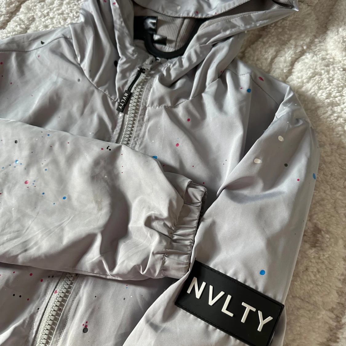 Grå vindjacka med färgstänk från NVLTY - 1