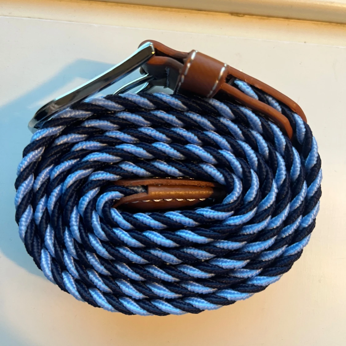 Blått flätat bälte med läderdetaljer - 2