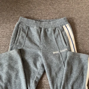 Palm angels byxor - Tja! Säljer ett par gråa palm angels byxor som är så gott som nya. Autentiskt bevis finns.