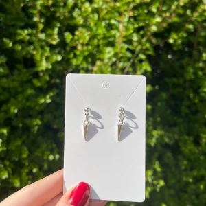 Handgjorda örhängen - spikar (nickelfritt) - Silverfärgade örhängen med spikes, krokarna är nickelfria 🤍 perfekt att ge som present eller behålla själv!!