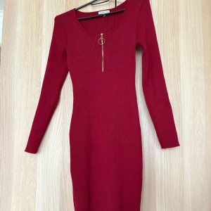 Vinröd figurnära klänning från Charlotte Russe i storlek S   - Otroligt fin och skön klänning som verkligen framhäver ens figur. Den är ribbad och har en guldig dragkedja på framsidan. Den är stretchig och täcker en bit nedanför rumpan. Storlek: S. Märke: Charlotte Russe. Nypris: 300 kr.