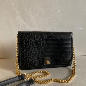 Svart axelväska med kedja - Snygg svart axelväska som är i nyskick. Använd ca 3 gånger. Nypris: 699 kr. Skriv om du har övriga frågor!🩷🩷