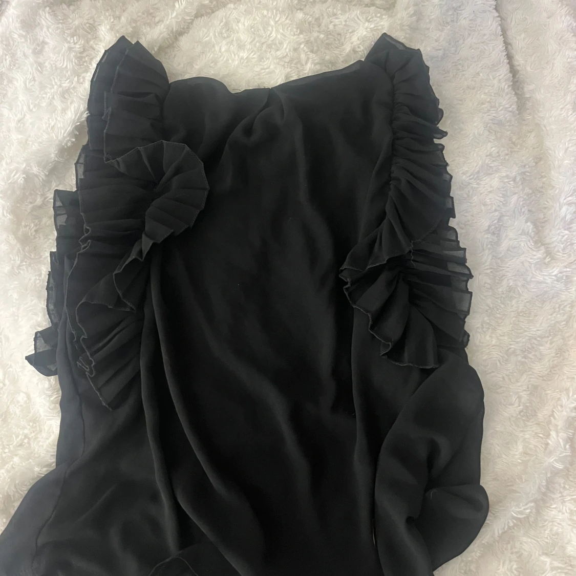 Snygg svart volangblus !! - 1