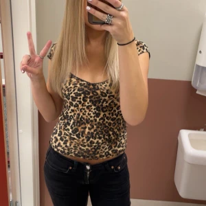 Leopardmönstrad topp från Nelly - Jättefin tröja från Nelly helt utan defekter! Säljs pga att den inte kommer till användning och pris kan diskuteras 💗💗