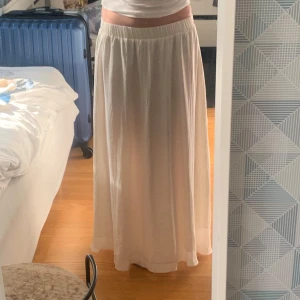 Vit långkjol  - Jättefin men kommer inte till användning. Bara använd fåtal gånger. Jag är 168 cm lång.