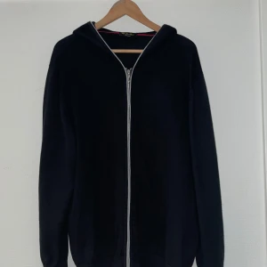Loro Piana cashmere zip up - Säljer en svart cashmere zip up från Loro Piana. Den är i använt skick. Jag fick den av min pappa för länge sedan och den används inte längre. Pris går diskutera!