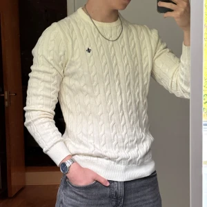 Vit kabelstickad tröja från Morris - Otroligt fin kabelstickad tröja från Morris, vit/beige färg. Känns nästan som ny🤩