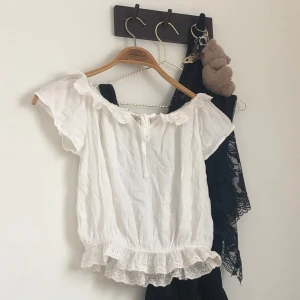 Söt vit blus - Aldrig använd <3 sitter fint på