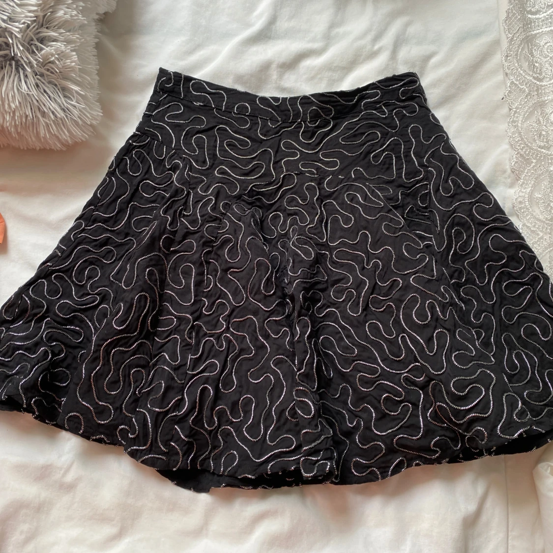 Svart kjol med vitt mönster från H&M