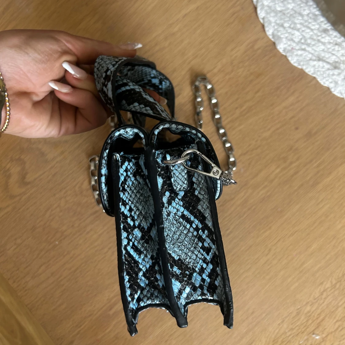 Svart och blå axelväska med ormmönster - 2