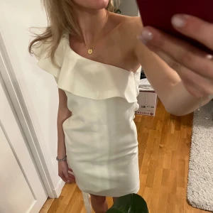 Vit one shoulder-klänning Maje - En jätte fin one shoulder klänning från Maje💓har ett band man kan knyta runt midjan och är i ett lite tyngre lyxigare material. Prislappen sitter kvar! 