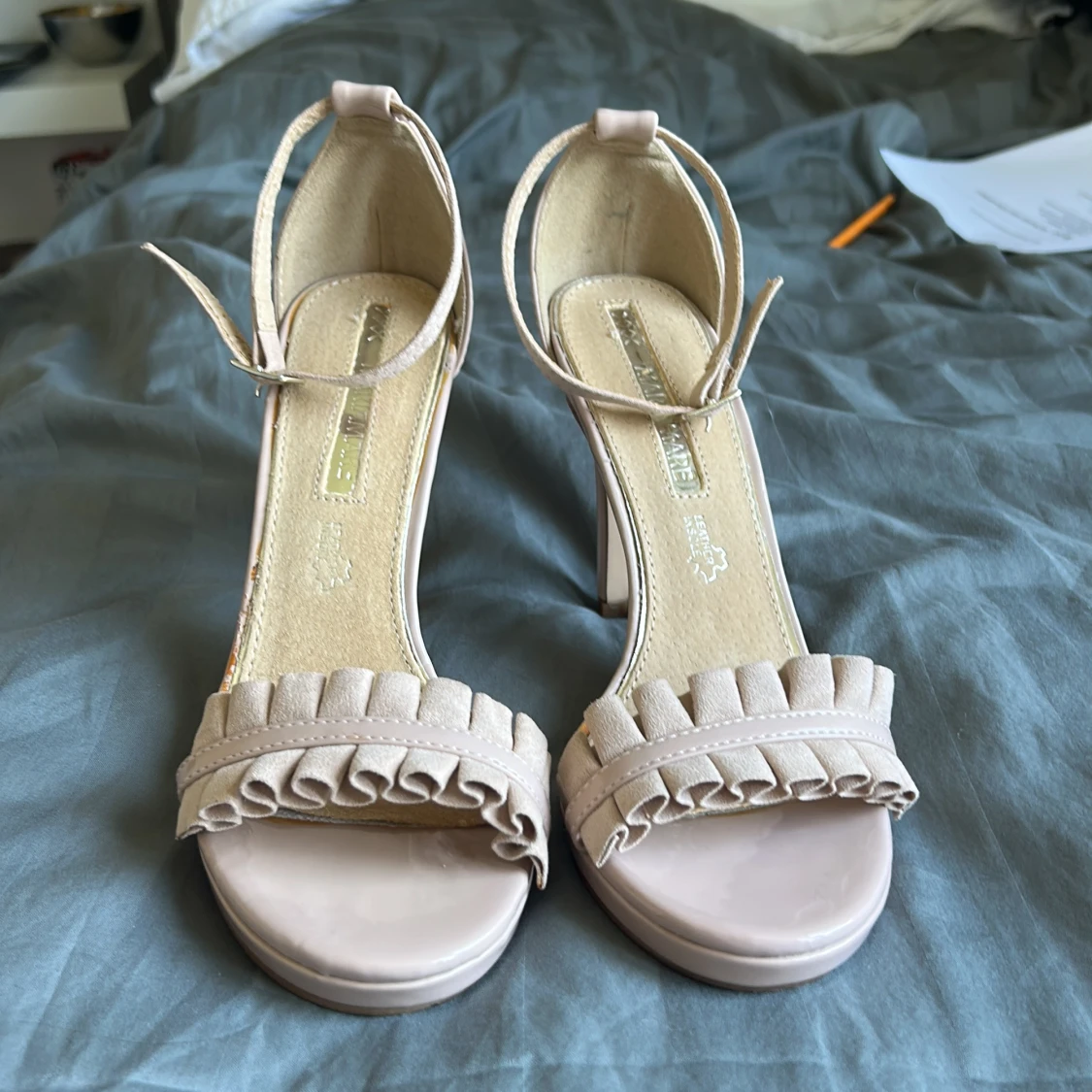 Beige sandaler med volangdetalj och klack - 4