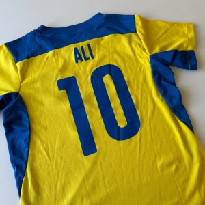 SVERIGE T-SHIRT - Sverige fotbolls T-shirt med namn, storlek 146/152. Från märket SOC, nypris 349kr. 