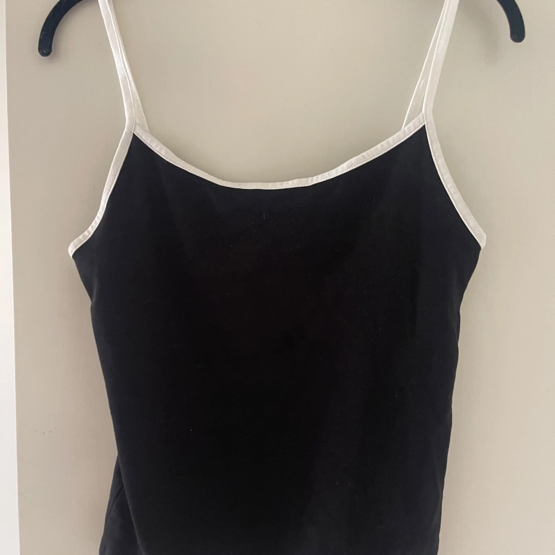 Svart linnetopp med vita band