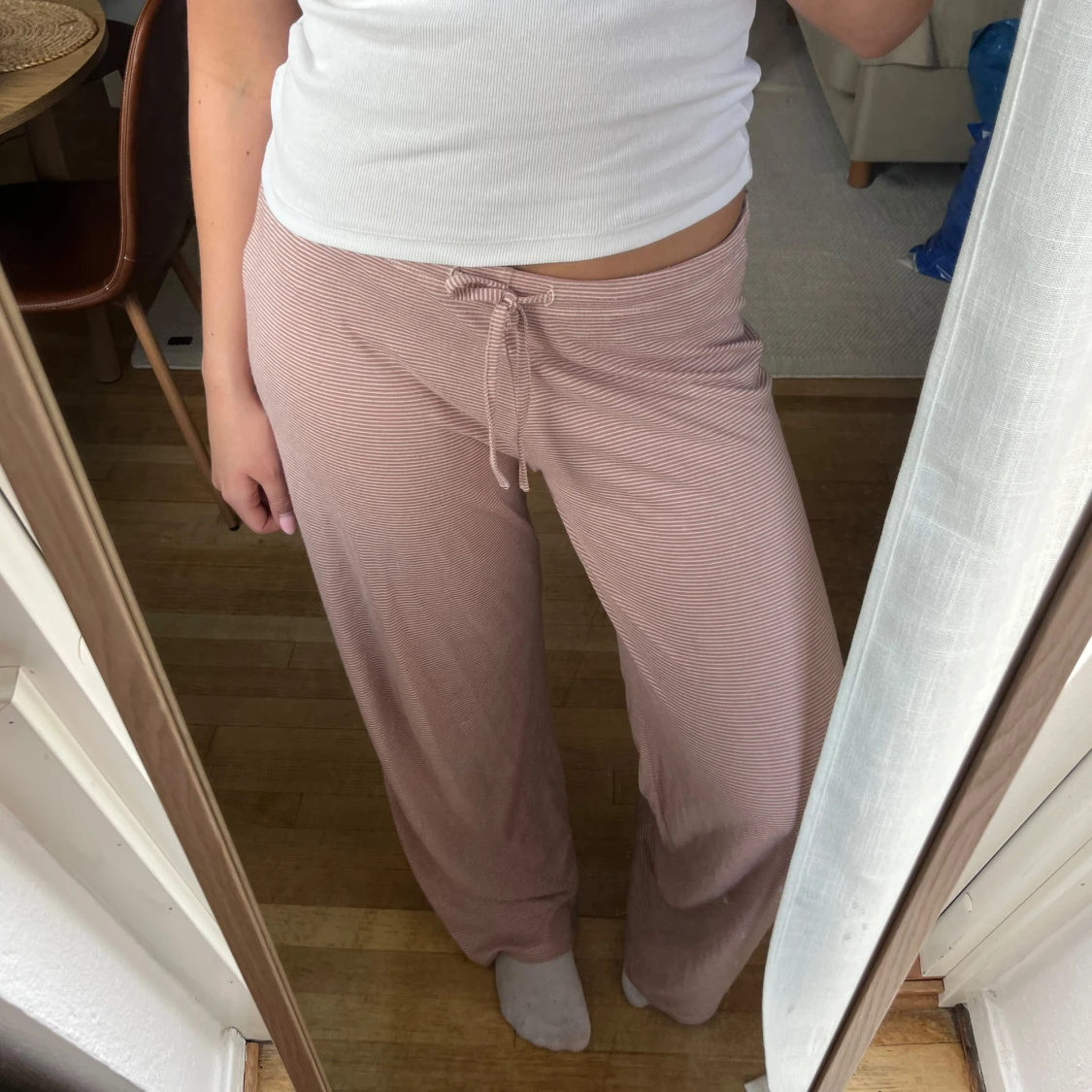 Rosa och vita randiga mjukisbyxor med snörning