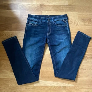 Replay hyper flex jeans  - Tja säljer dessa skit snygga replay hyper flex jeans i storlek 27/32, helt nya använda 2 gånger, 10/10 skick utan några defekter, ny pris 1799kr, det är i modell luz så har små fickor men 10/10 värt det ändå då passformen är skit bra och jätte sköna att bära på sig. Skriv för mer frågor, tveka inte vid köp😎