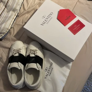 Valentino Garavani sneakers med svart detalj - Säljer ett par vita Valentino opens. Sjukt feta😴 kommer med allt som syns på bilderna👍 pris är diskuterbart vid snabb affär!