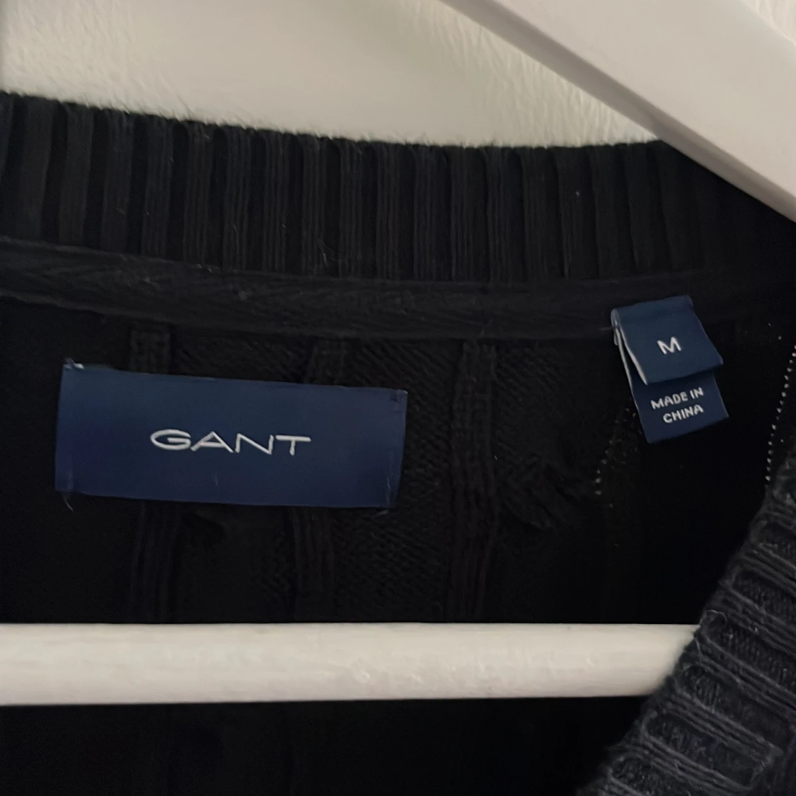 Mörkblå kabelstickad tröja från GANT - 2