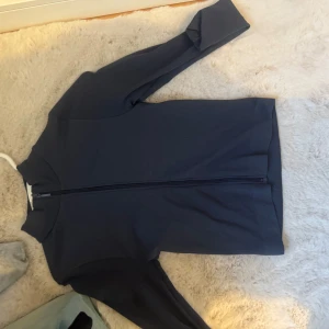 Jätte fin tränings kofta - Passar perfekt till gymmet eller en tight outfit. Jätte fin och bra kvalitet. Har knappt används. Den är ifrån new Yorker. Skriv om du har några funderingar. 🫶