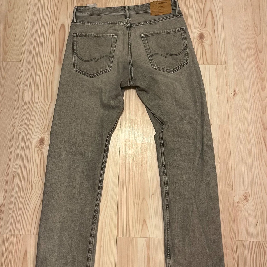 Grå jeans från Jack & Jones - 1
