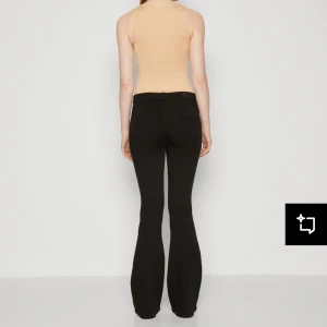Svarta bootcut jeans från ONLY - Säljer ett par svarta bootcut jeans från ONLY. Byxorna har knapp och dragkedja framtill samt utsvängda ben. Har tappat en knuta färg för tvättning men annars inga defekter.