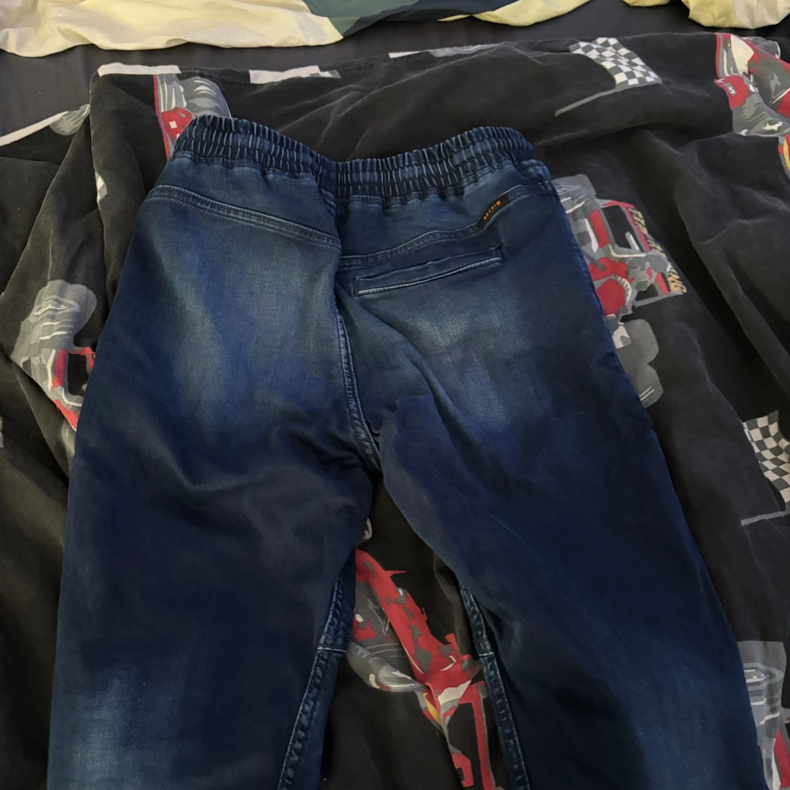 Tja säljer ett par mörk blåa jeans byxor med snöre från jogger&denim - 1