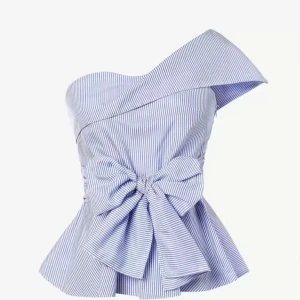 Blåvit randig omlottopp med rosett - Snygg blåvit randig topp som man knytar framtil. Toppen har en omlott-design och volang nertill, passar perfekt till våren och sommaren!