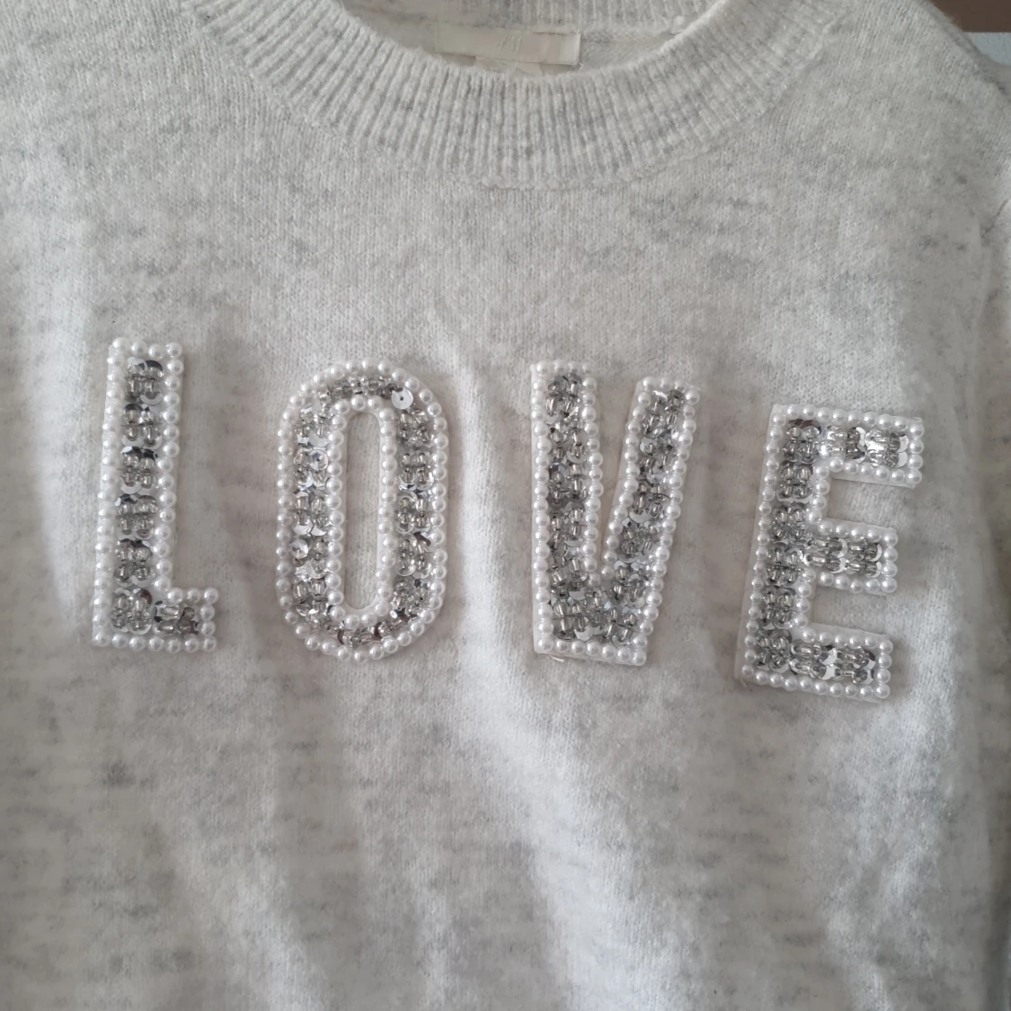 Grå stickad tröja med pärlbroderi - 1