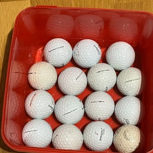 Golfbollar Titleist Pro V1 - Säljer ett set med 16 stycken vita golfbollar av modellen Titleist Pro V1. Bollarna ligger i en röd plastlåda och har klassisk dimple-design samt märkning med modellnamn. Perfekt för dig som vill fylla på golfbagen inför säsongen.