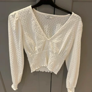 Vit v-ringad blus från ONLY - Söt blus från Only! Endast använd två gånger så väldigt fint skick 