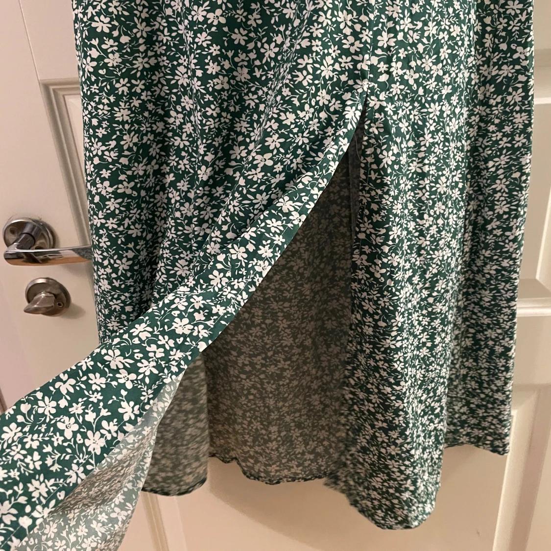 Grön blommig långklänning med puffärm - 1