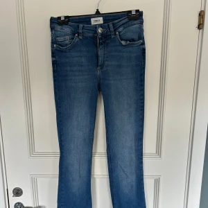 Blå bootcut jeans från ONLY - Snygga blå bootcut jeans från ONLY medmedelhög midja💗💗