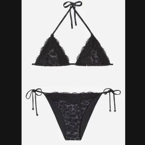 Calzedonia bikini - Aldrig använd calzedonia bikini som inte finns att köpa längre , assnyggt leopardmönster och lace på sidorna, bra kvalité och köpt för över 750 men säljer för 499!!   Underdelen e i storlek S och överdelen står att den passar 80A/75B/70C   Älskar verkligen denna bikini men har fler som e mer i min stil så säljer bara pga de 🥹