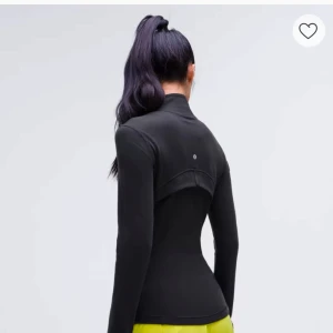 Lululemon Define jacket (Lyon) - Säljer den virala Lululemon Define jacket. Det är en träningsjacka vars sömmar gör att den sitter väldigt smickrande på kroppen. Har knappt använt den eftersom jag köpte en för stor storlek och har nu äntligen fått tag i en storlek mindre. Jackan är väldigt svår att få tag på då den nästan alltid är slut på hemsidan och i fysiska butiker. Storleken är en 10 och motsvar väl (M) men samtidigt är den såpass stretchig att man både kan gå upp och ned i storlek. 