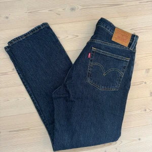 Levi's 501 jeans i mörkblå denim - Klassiska Levi's 501 jeans i mörkblå denim med raka ben. Byxorna har hög midja. Dessa är använda en gång så i nyskick. Kan skicka fler bilder på etiketter och liknande för äkthetsbevis. Normala i storleken L28 W28. Nypris: 1 149kr