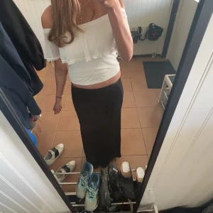 Svart långkjol med slits  - En svart långkjol med slits på sidan. Perfekt inför sommaren.