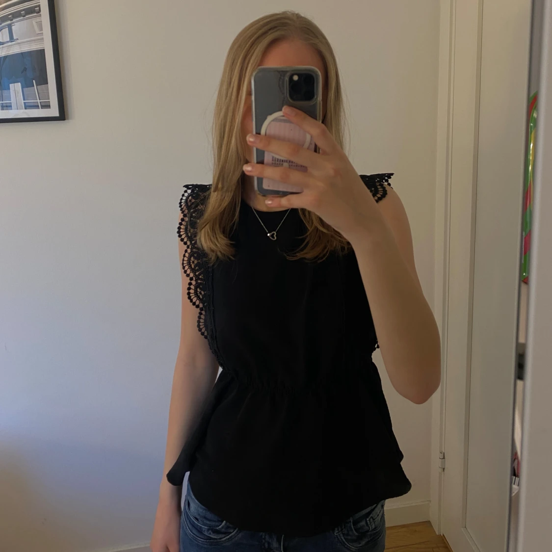 Svart blus med spetsdetaljer