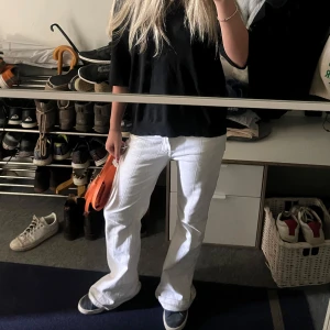 Vita baggy bootcut jeans - Såå snygga vita baggy bootcut jeans. Midjemått ca 34 cm rakt över.  Modellen på bilden är 163 cm som referens🦄☀️😻