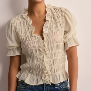 Beige blus - Säljer denna eleganta blus toppen som passar till allt möjligt kan vara från festliga tillfällen eller bara något snyggt och ha med ett par jeans eller kjol. 