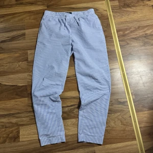 Bondelid pyjamas byxor - Säljer mina oanvända bondelid pyjamas brallor som inte riktigt passade mig. Storlek Large. Den är blå randig och jävligt bekväma. Kommer sitta perfekt inför sommaren☀️