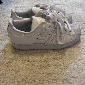 Adidas Superstar - Knappt använda som bilderna visar, inga stora eller tydliga smutsfläckar. Vet ej exakt vad färgmodellen kallas. Skriv vid frågor💓💓