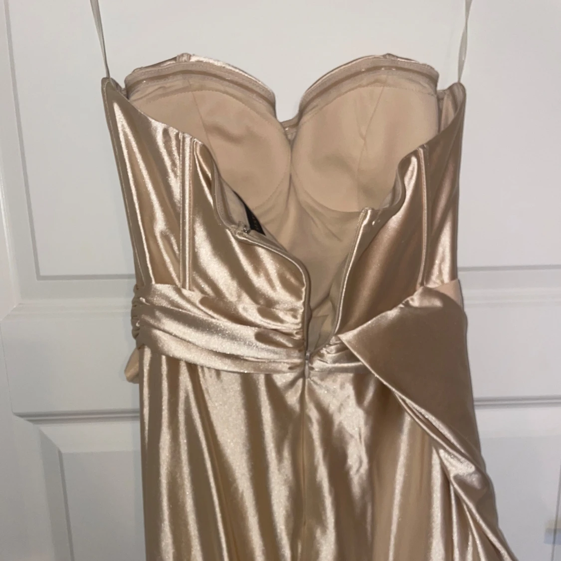Champangefärgad satinklänning - 2