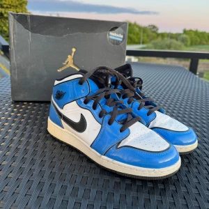 Nike Air Jordan 1 mid se (GS) - Säljer nu dessa skorna, de kommer i ett väldigt bra skick och är väldigt fräscha. Hör av er om intresse 🙌